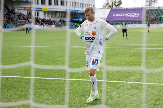 Varbergs målvakt Fredrik Andersson deppar