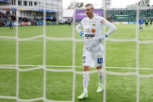 Varbergs målvakt Fredrik Andersson deppar