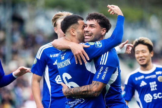 GIF Sundsvalls Carlos Martinez Ruiz jublar med Marc Manchon