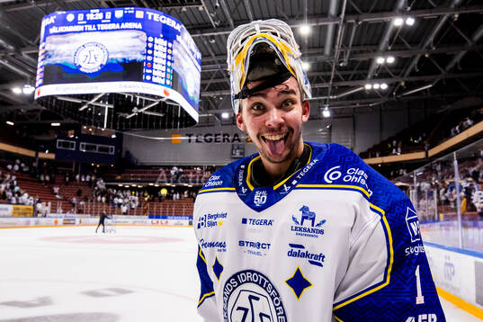 Leksands målvakt Marcus Gidlöf jublar