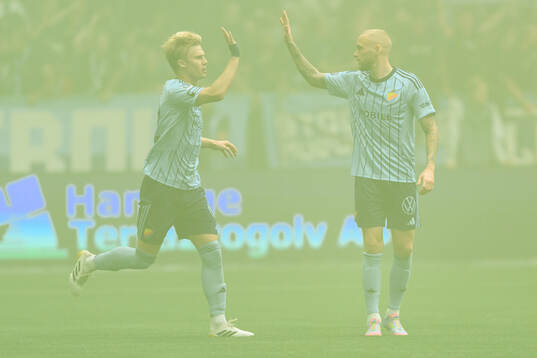 Djurgårdens Theo Bergvall och Adam Ståhl jublar