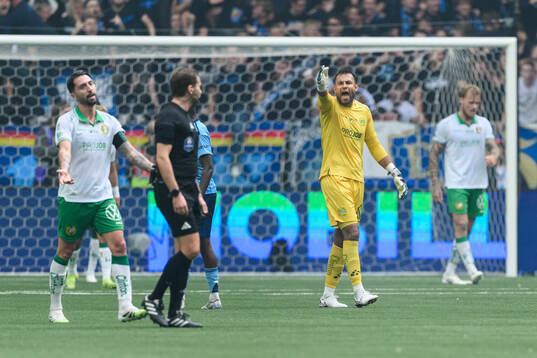 Hammarbys målvakt Warner Hahn reagerar mot domare Joakim