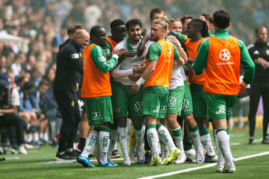 Hammarbys Montader Madjed jublar med lagkamrater