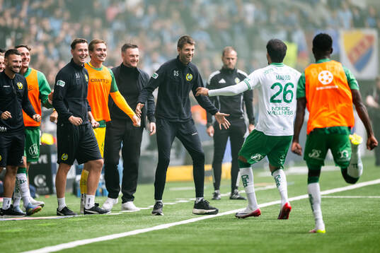 Hammarbys Montader Madjed jublar med assisterande tränare
