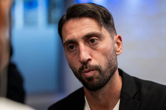 Hammarbys Nahir Besara i mixade zonen