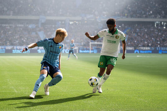 Djurgårdens Theo Bergvall och Hammarbys Tesfaldet Tekie