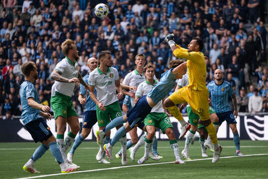 Djurgårdens August Priske Flyger mot Hammarbys Pavle