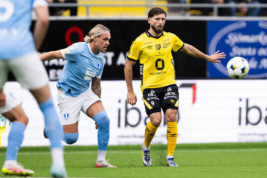 Malmö FFs Arnor Sigurdsson och Elfsborgs Arber Zeneli