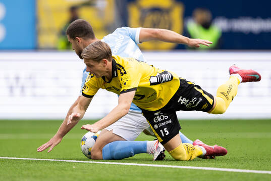 Elfsborgs Simon Hedlund går omkull i straffområdet