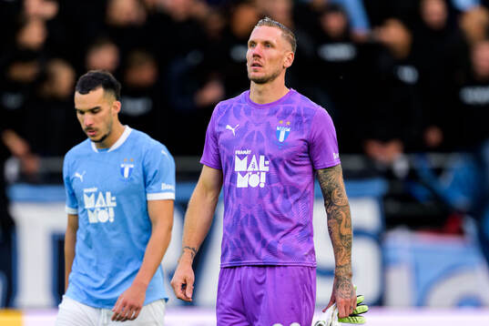 Malmö FFs Andrej Djuric och målvakt Robin Olsen deppar
