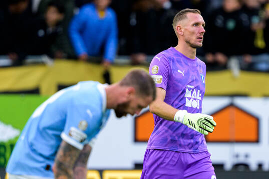 Malmö FFs målvakt Robin Olsen deppar