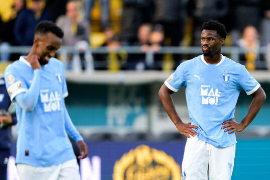 Malmö FFs Emmanuel Ekong deppar