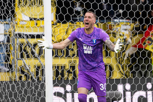 Malmö FFs målvakt Robin Olsen reagerar