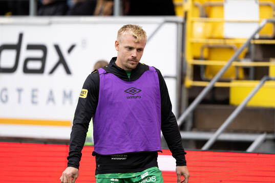 Elfsborgs målvakt Isak Pettersson värmer upp