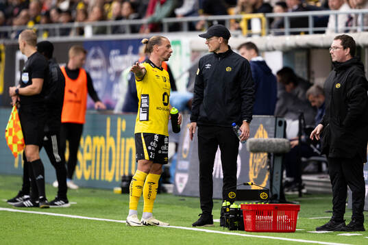 Elfsborgs Niklas Hult diskuterar med tränare Oscar