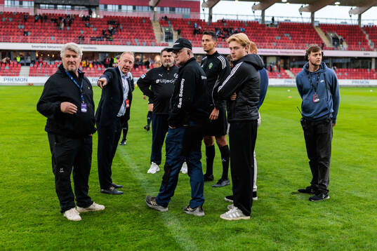 Domare och matchdelegat har möte