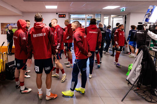 Östers spelare väntar i spelargången