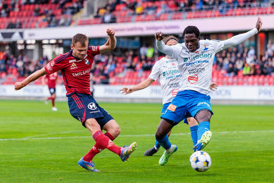 Östers Oscar Uddenäs och Värnamos Souleymane Coulibaly