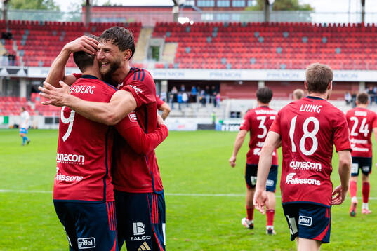 Östers Niklas Söderberg och Alibek Aliev jublar