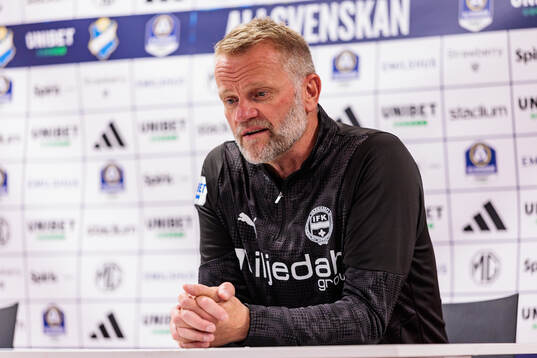 Värnamos tränare Arne Sandstø på presskonferensen
