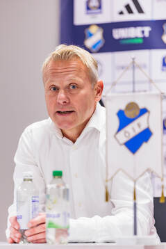 Östers tränare Roberth Björknesjö på presskonferensen