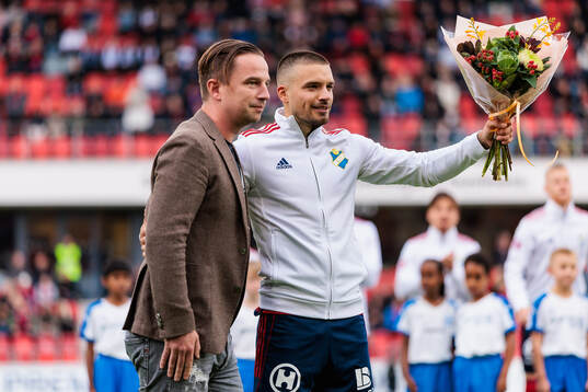 Östers Vladimir Rodic uppmärksammas av Östers klubbchef