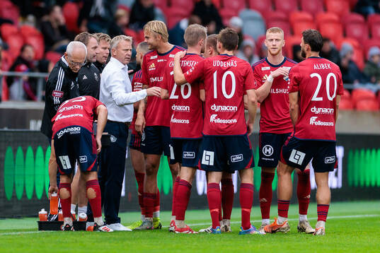 Östers tränare Roberth Björknesjö med spelarna