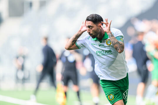 Hammarbys Nahir Besara jublar