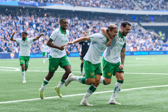 Hammarbys Markus Karlsson och Nahir Besara jublar