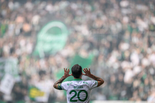 Hammarbys Nahir Besara jublar