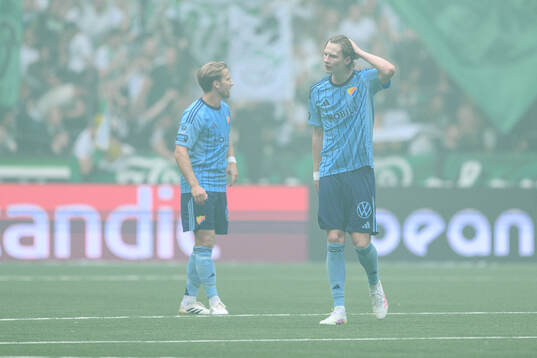 Djurgårdens Daniel Stensson och August Priske Flyger deppar