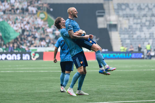 Djurgårdens August Priske Flyger och Adam Ståhl jublar