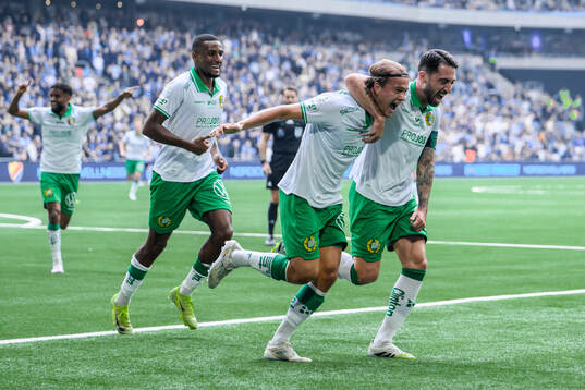 Hammarbys Markus Karlsson och Nahir Besara jublar
