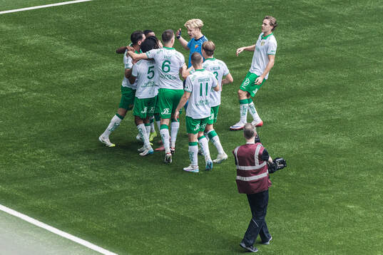 Djurgårdens och Hammarbys spelare i ett bråk