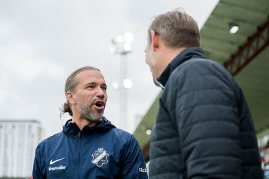 AIKs tränare Lukas Syberyjski i samtal med Rosengårds