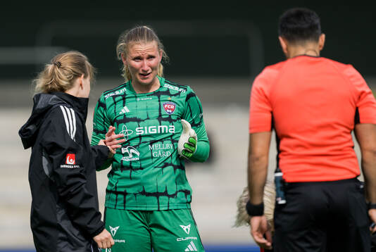 Rosengårds målvakt Samantha Leshnak Murphy i samtal med
