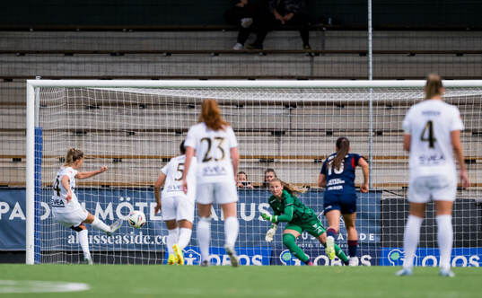 AIKs Adelisa Grabus gör 1-1 på straff mot Rosengårds