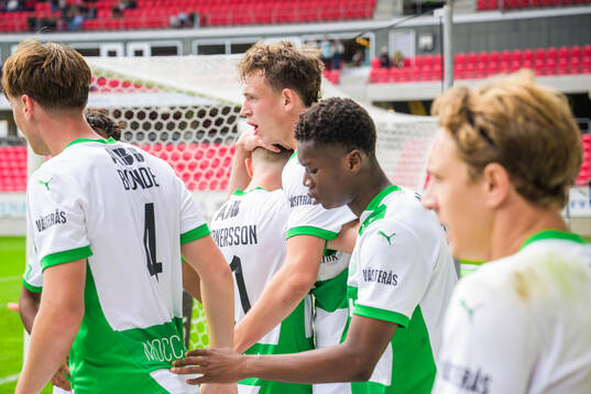 Västerås Mikkel Ladefoged jublar