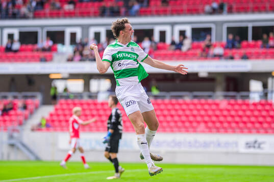 Västerås Mikkel Ladefoged jublar