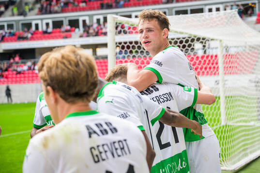 Västerås Mikkel Ladefoged jublar