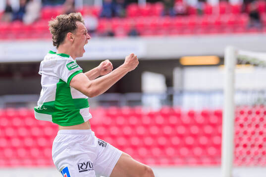 Västerås Mikkel Ladefoged jublar