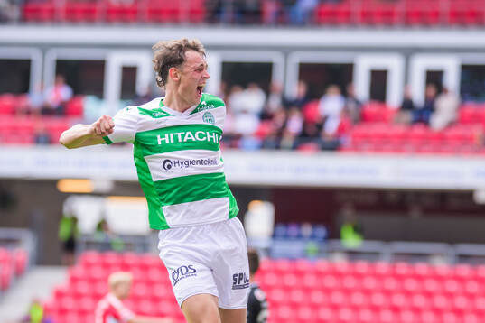 Västerås Mikkel Ladefoged jublar
