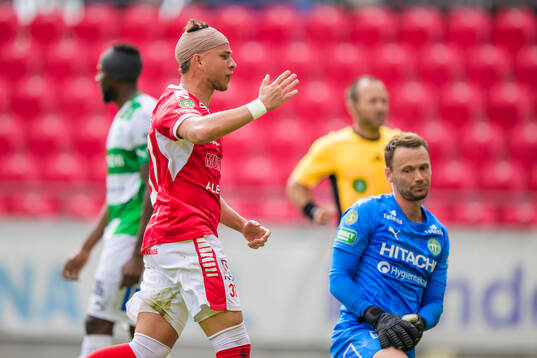 Kalmars Tomas Kalinauskas jublar och Västerås målvakt