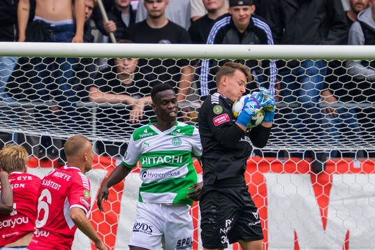 Västerås Sountonoma Axel Taonsa och Kalmars målvakt