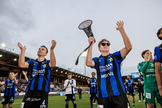 Sirius Henrik Rönnlöf Castegren och Victor Svensson jublar