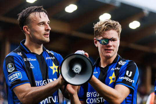 Sirius Henrik Rönnlöf Castegren och Victor Svensson jublar