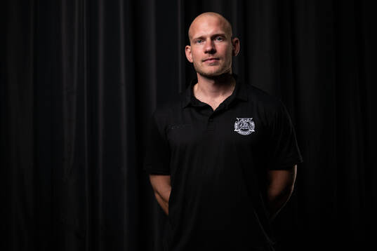 Moras tränare Oscar Dahlgren poserar för ett porträtt