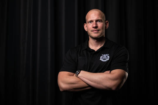 Moras tränare Oscar Dahlgren poserar för ett porträtt