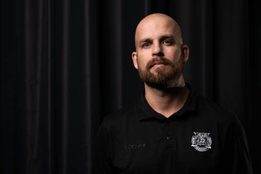 Moras sportchef Andreas Hägglund poserar för ett