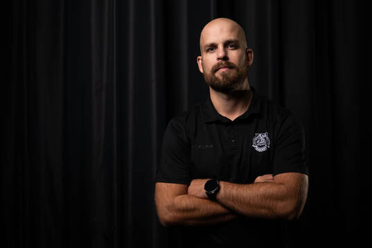 Moras sportchef Andreas Hägglund poserar för ett
